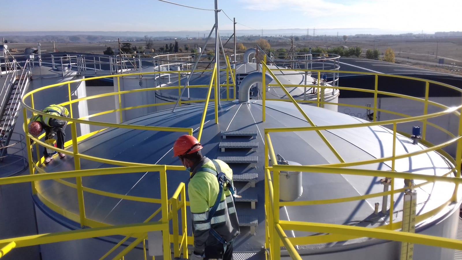 Protección anticorrosiva en tanques mediante trabajos verticales, pintura y acabados