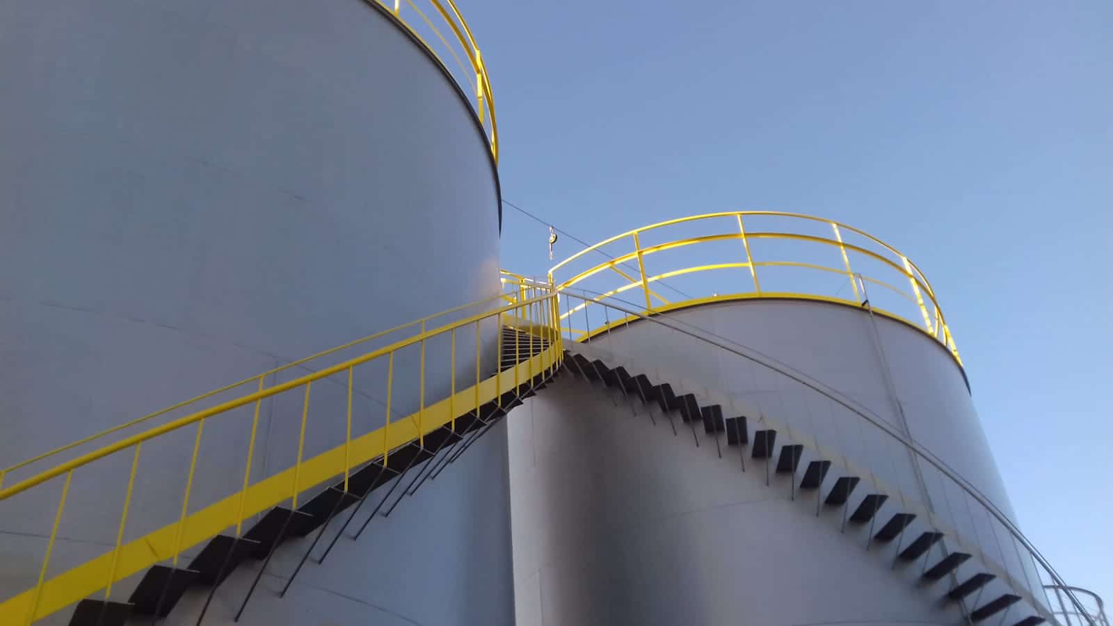 Depisa realiza la protección anticorrosiva de tanques mediante trabajos verticales con cuerdas